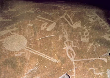 Petroglifo tallado que representa figuras, ciervos, alces, pájaros, barcos y círculos, 3er milenio a.C.